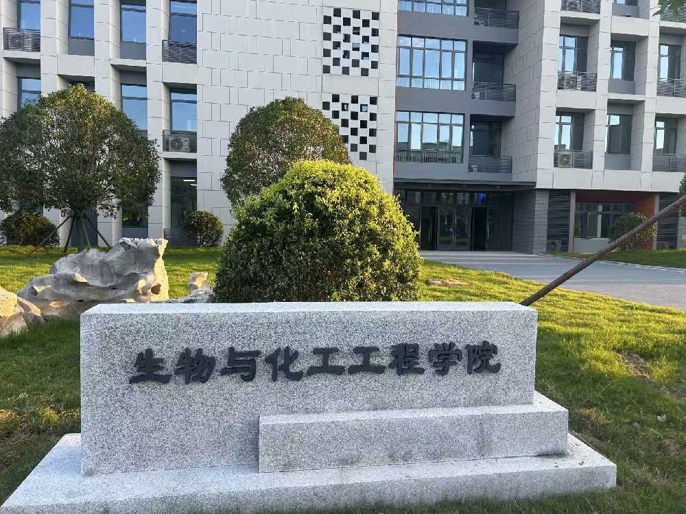 治多县扬州职业大学体育场高杆灯项目
